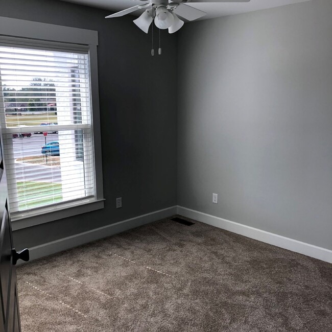 Building Photo - 3 STORY 2BD 2.5 BA APARTMENT WITH UPSTAIRS LOFT THAT OPENS TO BALCONY