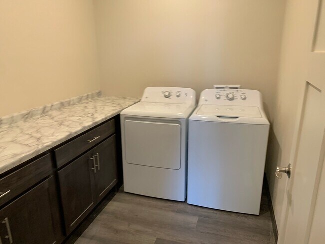 Building Photo - 2126 Zimmer Dr