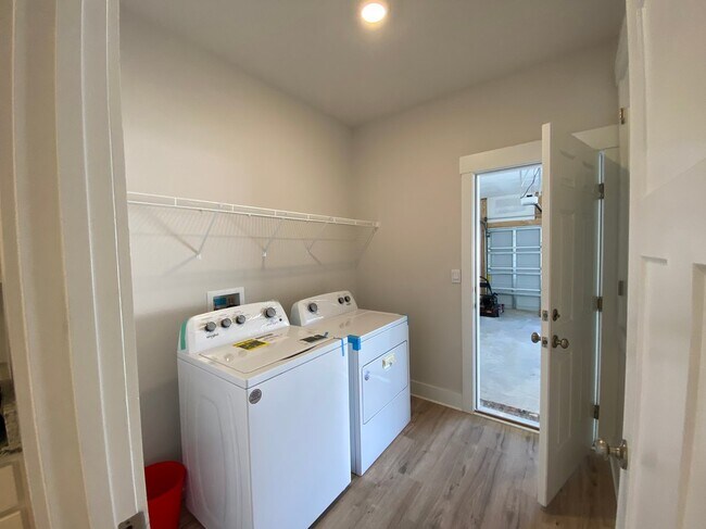 Building Photo - 3398 Southwind Dr
