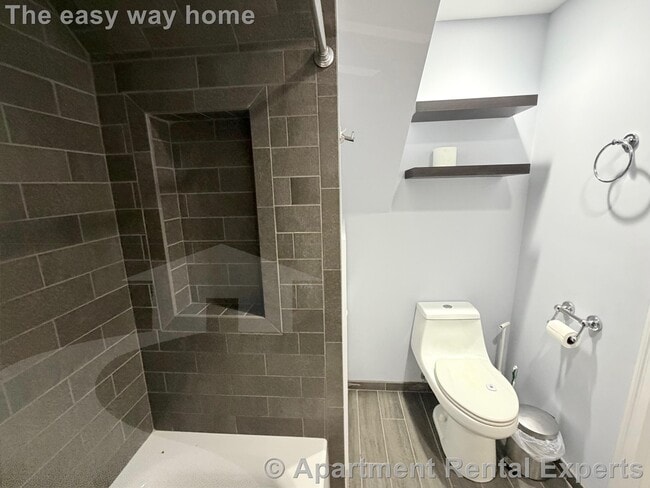 Building Photo - 8 Cross St E