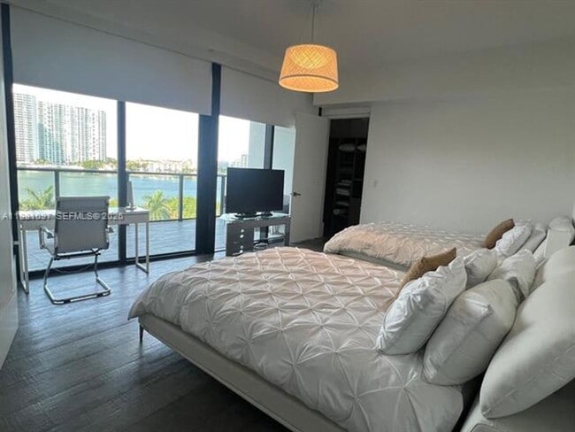 Building Photo - 5500 Island Estates Dr