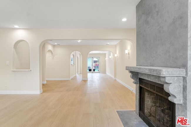 Building Photo - 209 N Doheny Dr