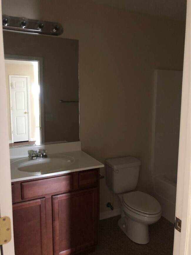 Building Photo - 706 Chatham Ct