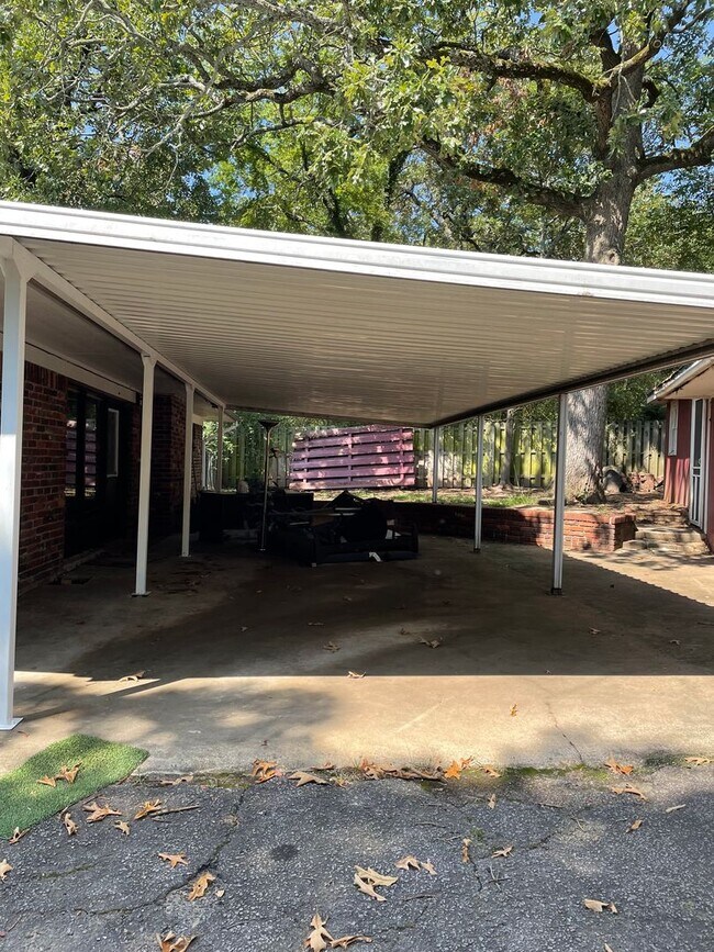 Building Photo - 2 bedroom 1.5 bath