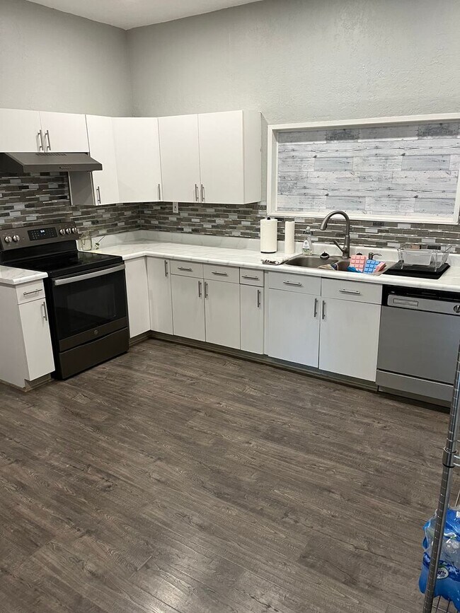 Building Photo - 3-bedroom 2 bath Corner Lot