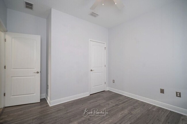 Building Photo - 8753 Bradfield Dr