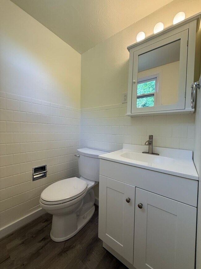Building Photo - Newly updated 2BR house with yard, off str...