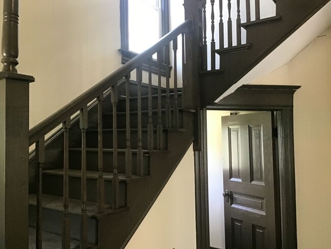 Building Photo - 4 bedroom 2 bathroom single family home