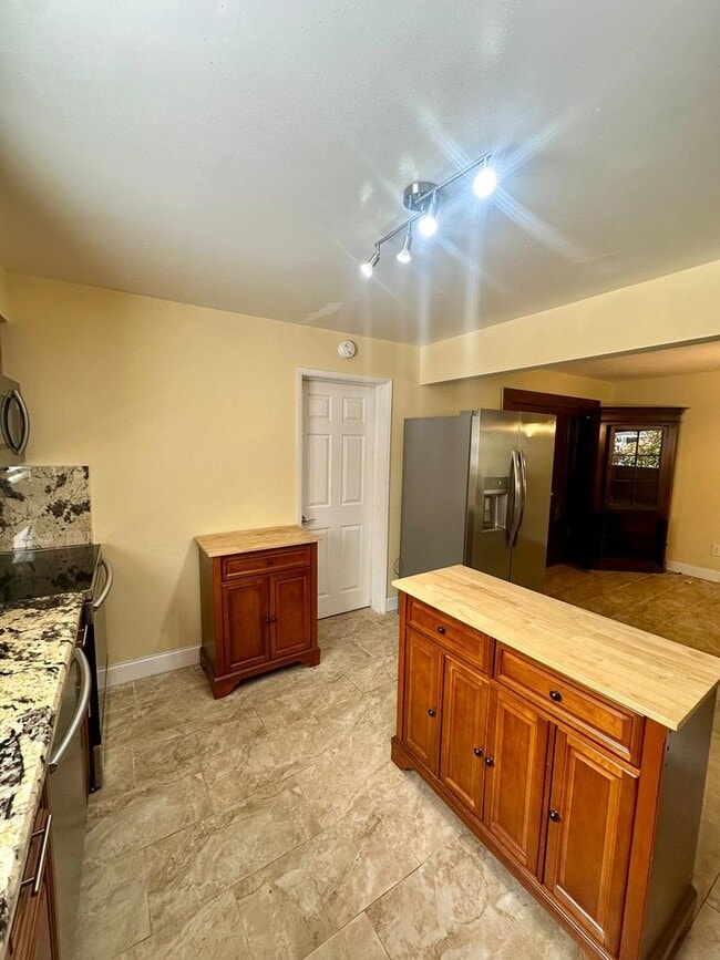 Building Photo - Easy Coastal Living Just Minutes from Downtown!