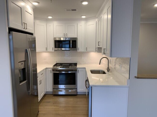 Building Photo - 2 bedroom in Boston MA 02128