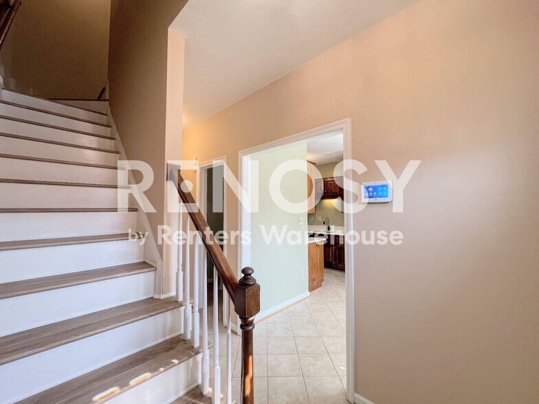 Building Photo - 628 Creekside Ct
