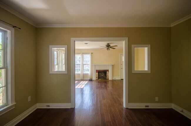 Building Photo - 1303 S Sneed Ave