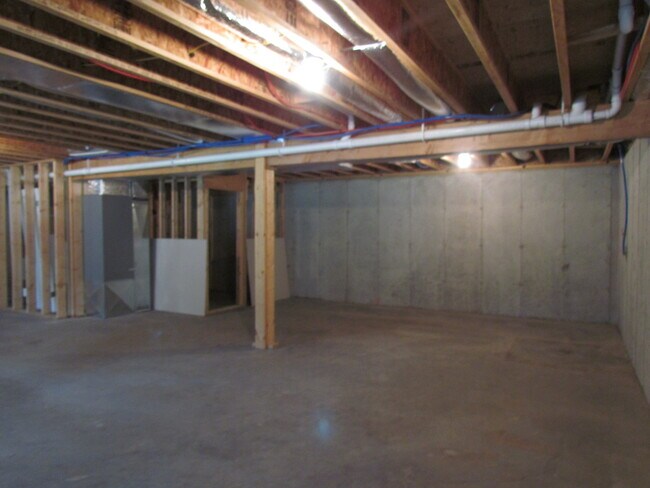Building Photo - Available August 7th!! Laquey Schools!