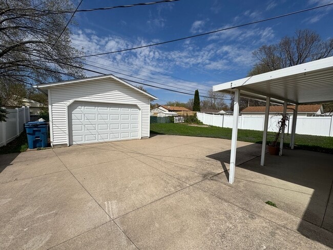 Building Photo - Charming and Spacious East Moline Home!