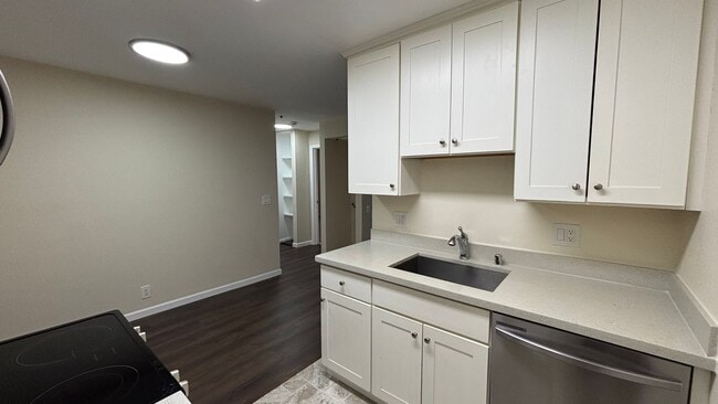 Building Photo - Renovated 2 Bedroom 1 Bath Condo w/ Balcony! -- Available Now !!!