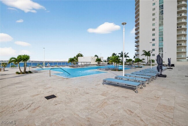 Building Photo - 3000 Oasis Grand Blvd