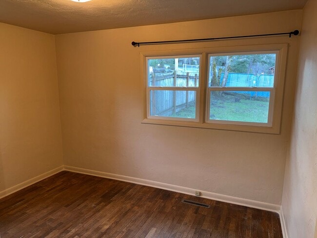 Building Photo - Updated 2 bedroom 1 bath duplex in Eugene!
