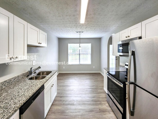 Building Photo - 707 Cloverdale Dr