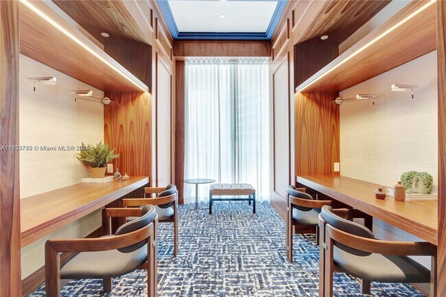 Building Photo - 2655 S Bayshore Dr