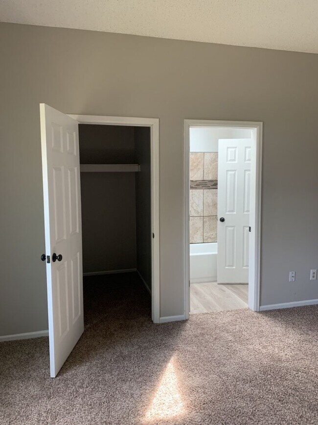 Building Photo - Spacious Tri-Level Home in Southwest Ft. C...