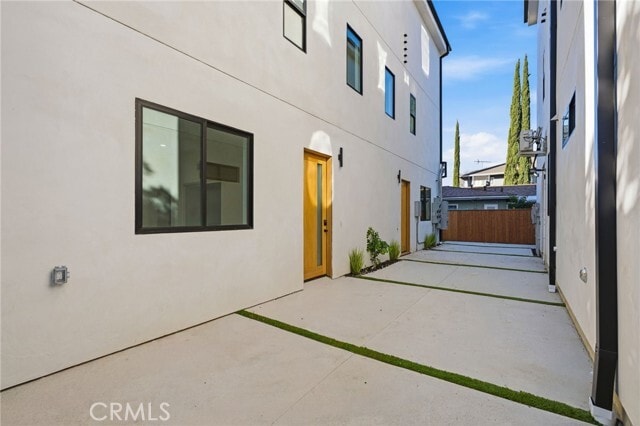 Building Photo - 13602 Burbank Blvd