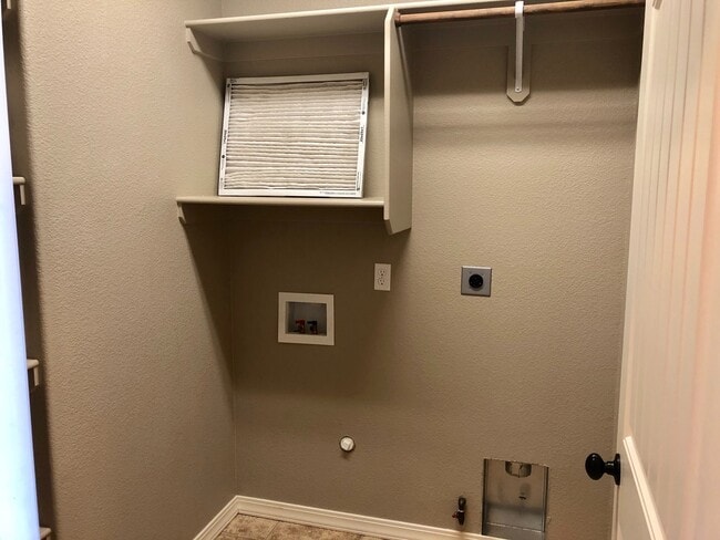 Building Photo - Spacious 4 Bedroom in Southern Vista Estates!