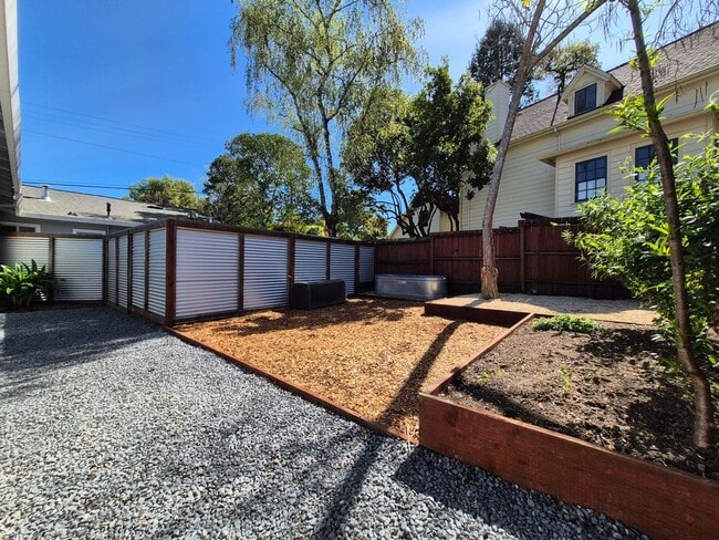 Building Photo - 2 Bedroom for Rent