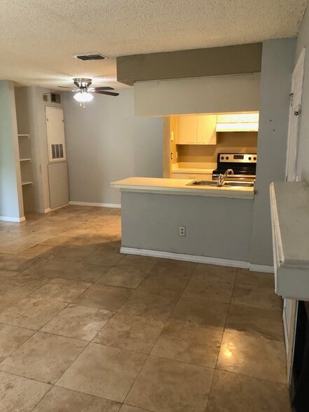 Building Photo - 2550 N Alafaya Trl