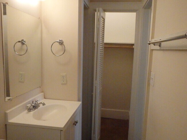 Building Photo - 433 Barnard St