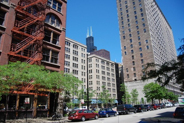 Building Photo - 600 S Dearborn St