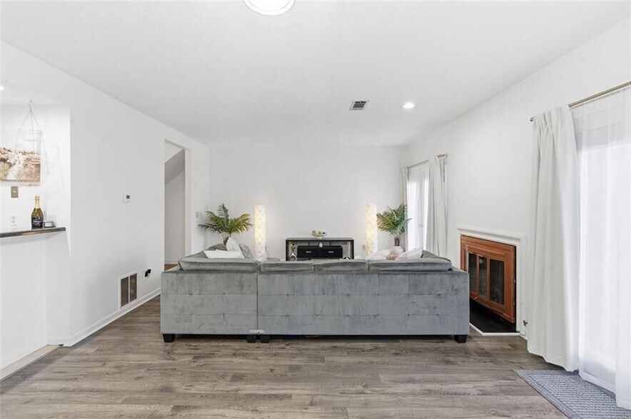 Building Photo - 1512 Stoneleigh Way