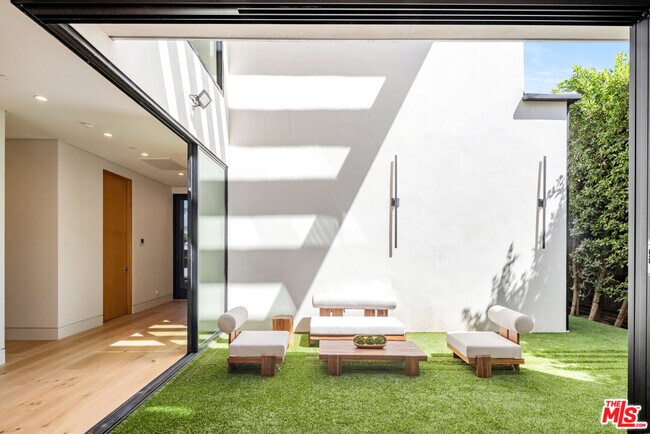 Building Photo - 14822 Hesby St