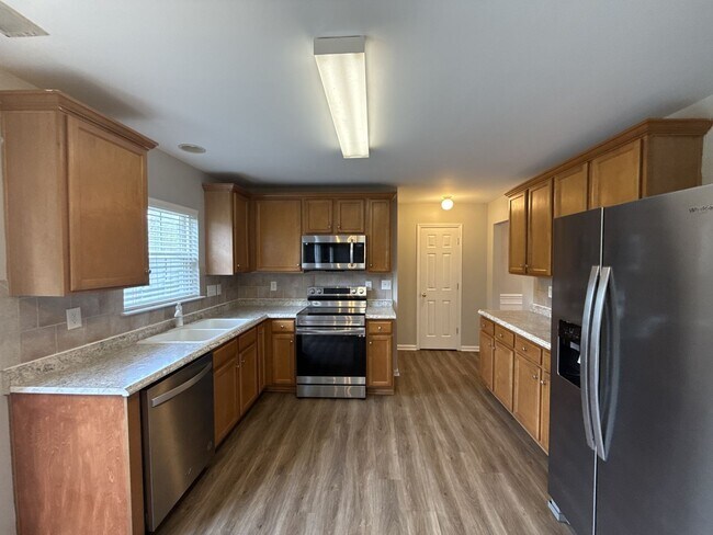 Building Photo - 4 Bedroom Home in Moss Creek!