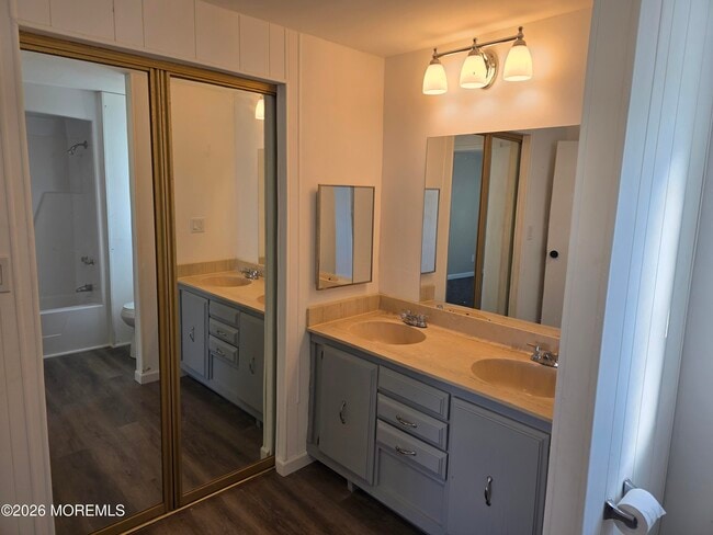 Building Photo - 469 S Green St