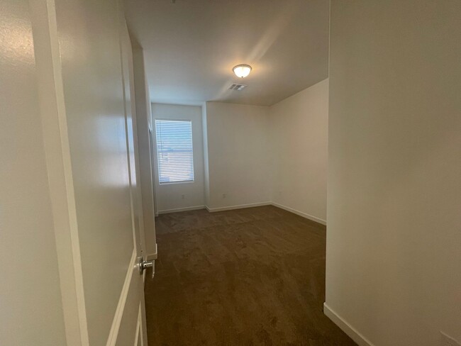 Building Photo - Beautiful Falcon Ridge Townhome!