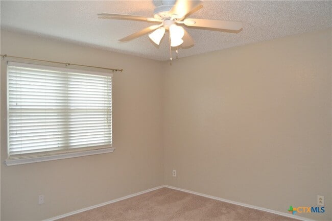 Building Photo - 2214 Carousel Dr