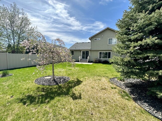 Building Photo - LARGE SINGLE FAMILY HOME ON CORNWALL (RPM#220)