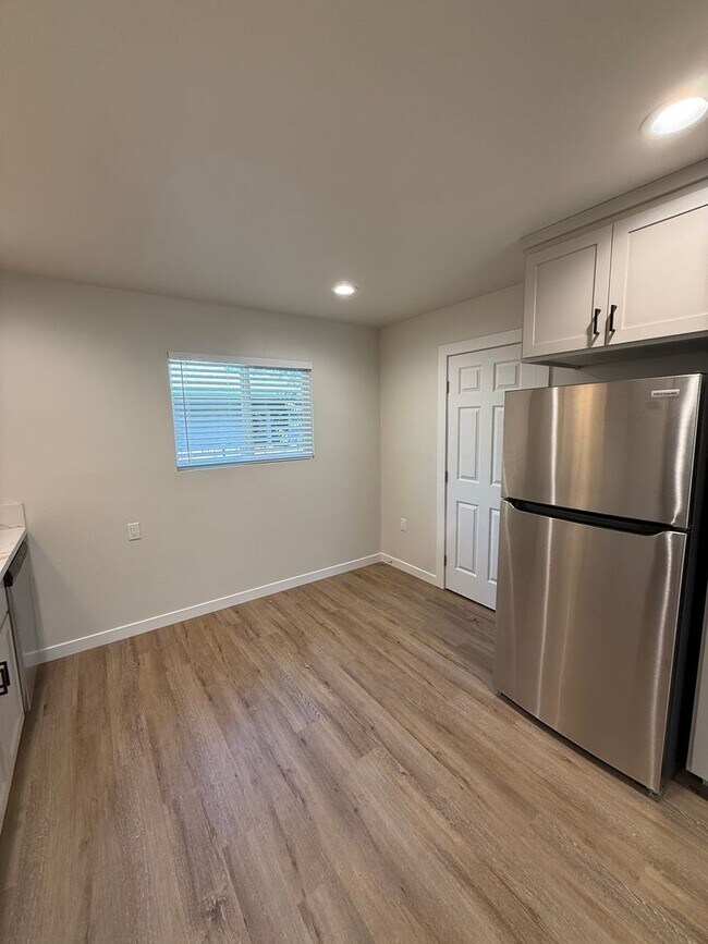 Building Photo - Large Brand New Remodeled 1 Bedroom unit with Washer Dryer Hookups - MUST SEE!!!
