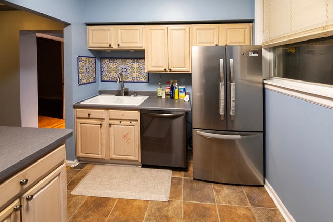 Building Photo - 6042 N Kenmore Ave