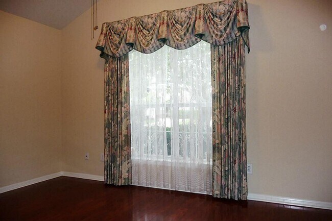 Building Photo - 211 Hartwood Ct