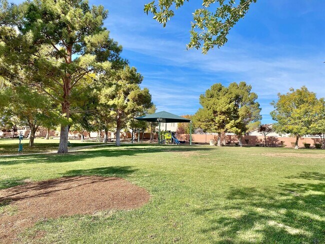 Building Photo - BEAUTIFUL 3 BEDROOM 2 FULL BATHS SINGLE ST...