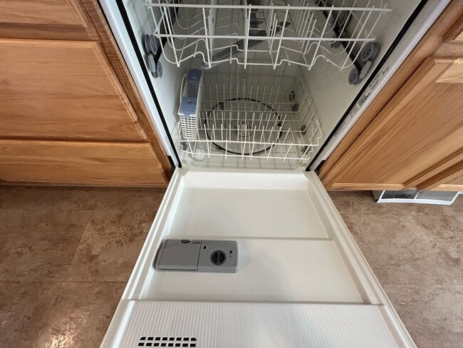 Building Photo - 5 Bed 2 Bath Home with 2 Car Attached Garage in Quiet Nice Neighborhood.