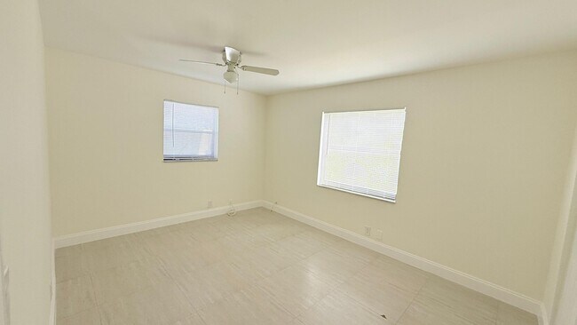 Building Photo - 607 NE 29th Dr