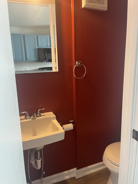 1st floor bathroom - 633 S Terrace Ave