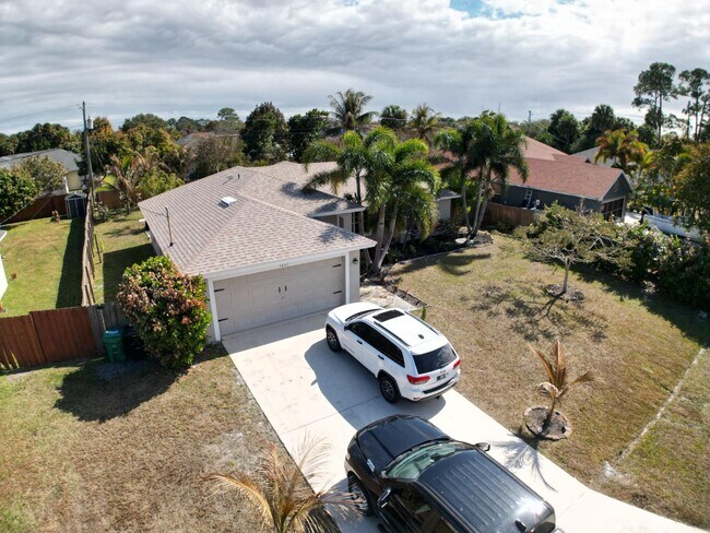 Building Photo - 3647 SW Ballweg St