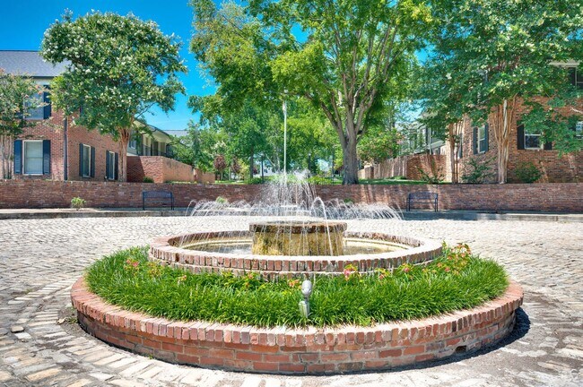 Building Photo - Fantastic 1BR/1BA condo in the desirable Georgetown Condominiums in the heart of Green Hills!