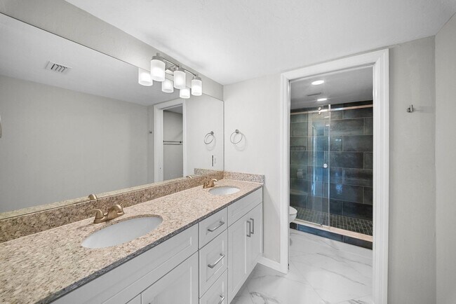 Building Photo - 16472 Timberlakes Dr