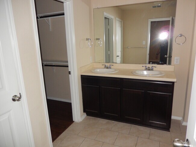 Building Photo - 2711 Sunset Bend