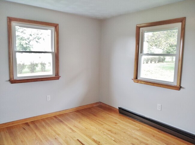 Building Photo - 2 Bed / 1-1/2 Bath Single Family Home