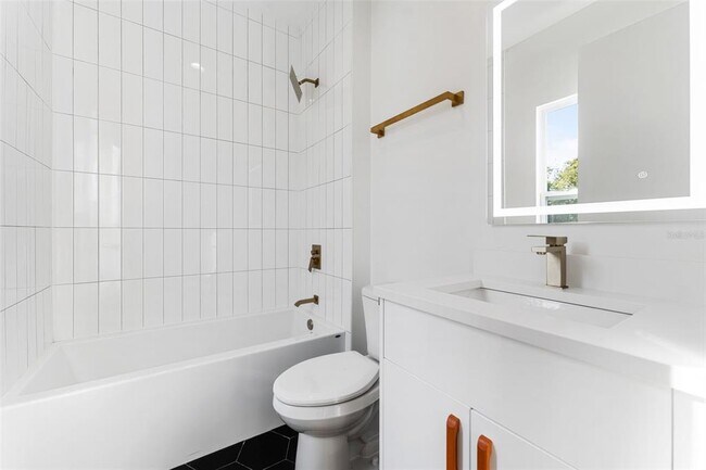 Building Photo - 102 W Adalee St